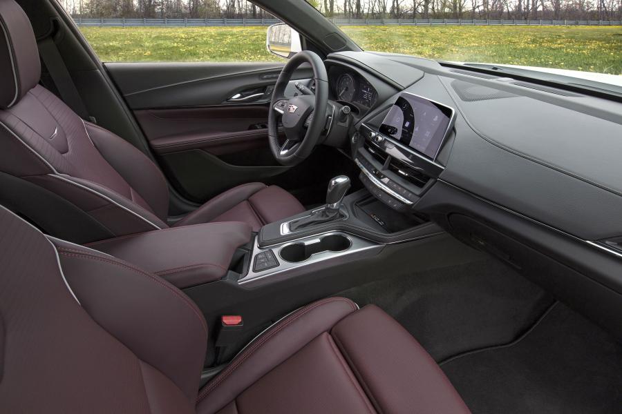 Интерьер Cadillac CT4 Sport 2019 года  (фото 7 из 10)